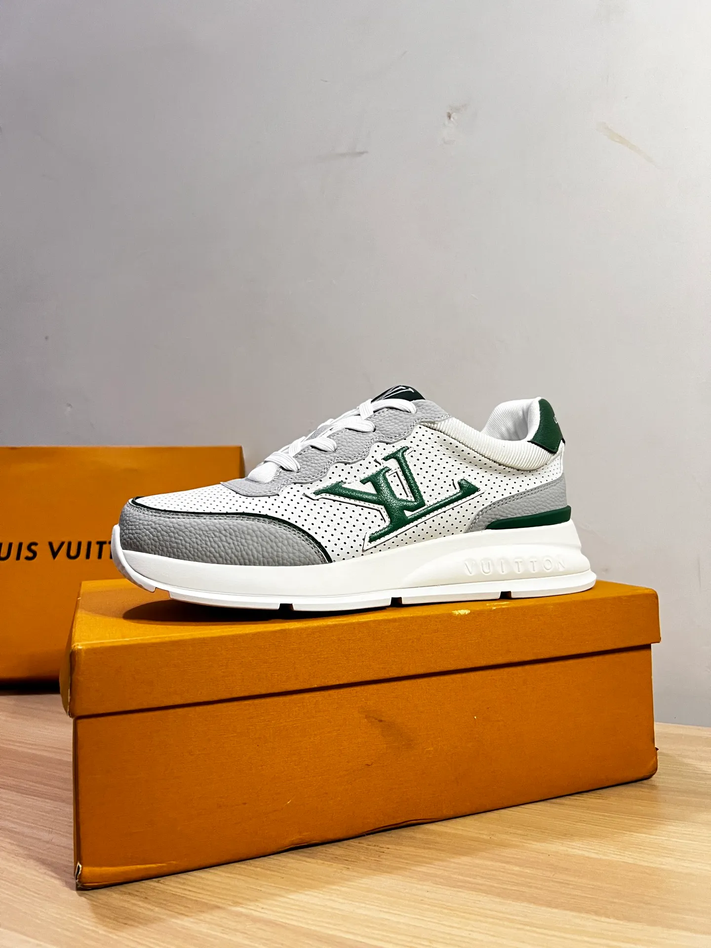 Factory price: 438💰LV men's classic casual sneakers. This sneaker is made of soft cow leather and has a classic logo. The classic logo shapes the elegant upper. The thick yet lightweight rubber outsole is embossed with the Louis Vuitton logo. The padded insole and technical lining once again upgrade the comfort experience. The calfskin lining imported from Italy is high-end and comfortable, and the original outsole is light and wear-resistant! Purely handmade, details determine quality! Size: 38-45, customized 45